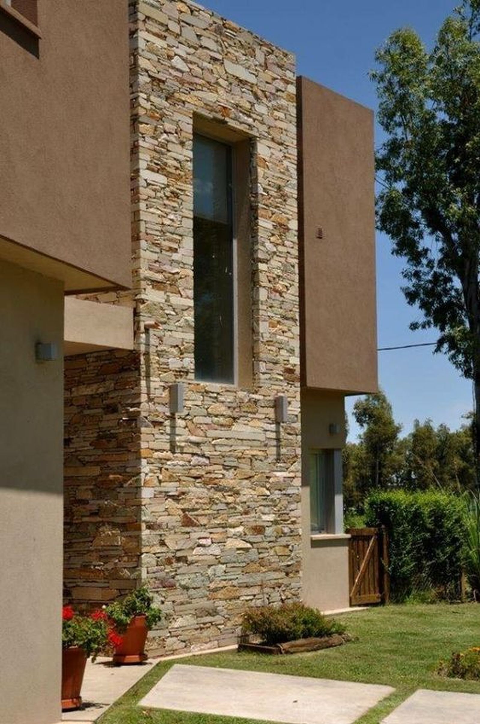 fachada piedra marron