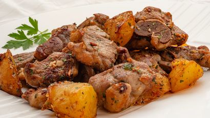 Cordero con patatas al ajillo, receta de Karlos Arguiñano