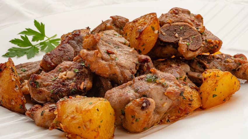 Cordero con patatas al ajillo, receta de Karlos Arguiñano
