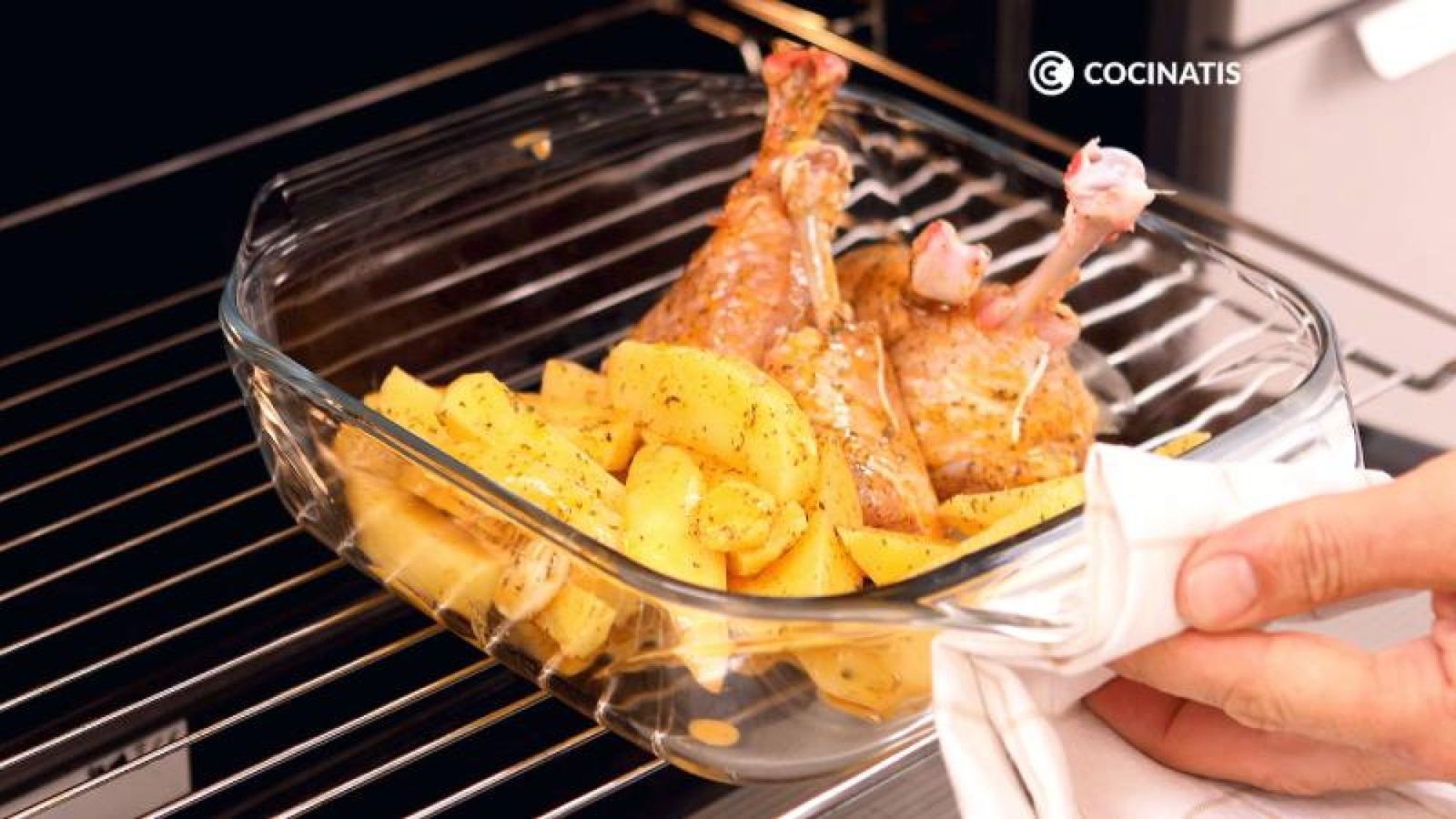 Hornea el pollo y las patatas a 180º C por 25 minutos Hornea el pollo y las patatas a 180º C por 25 minutos
