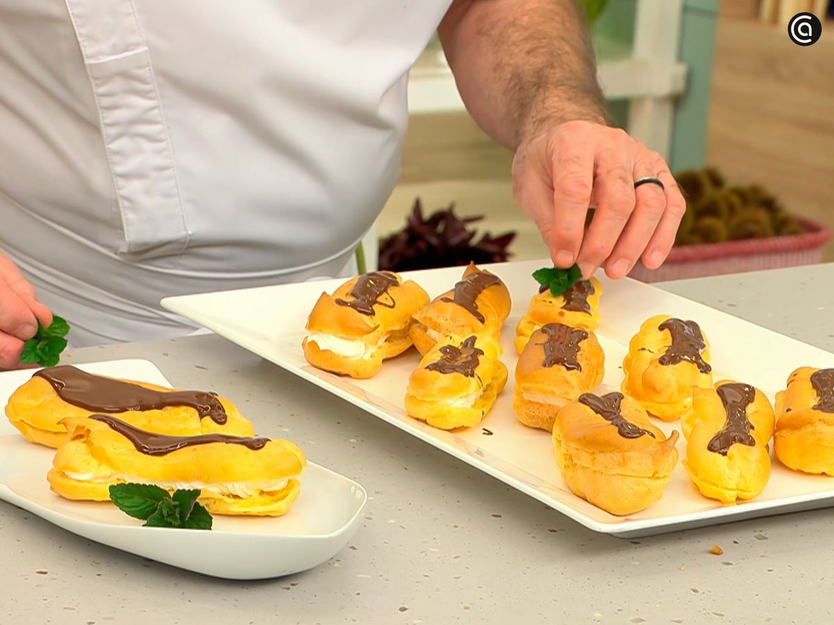 Añade unas hojitas de menta para decorar los relámpagos de nata con chocolate