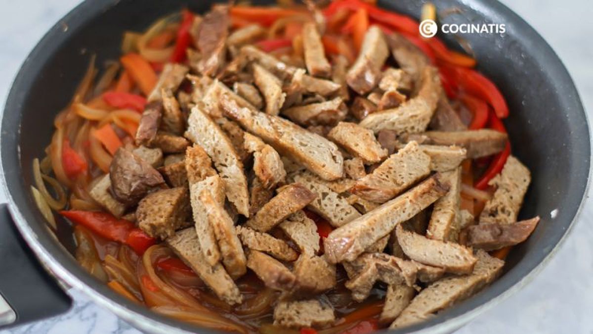 Seitán con verduras y soja en sartén