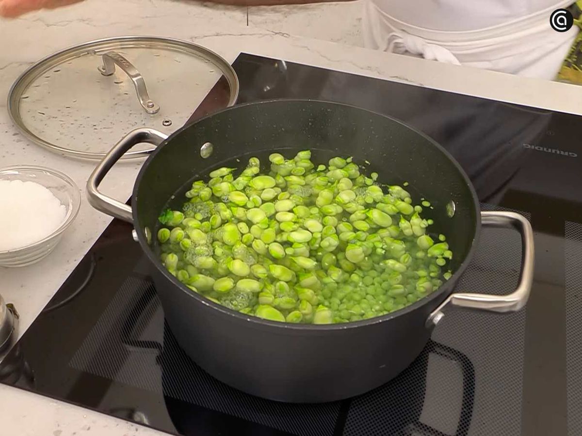 Cuece las habas y los guisantes