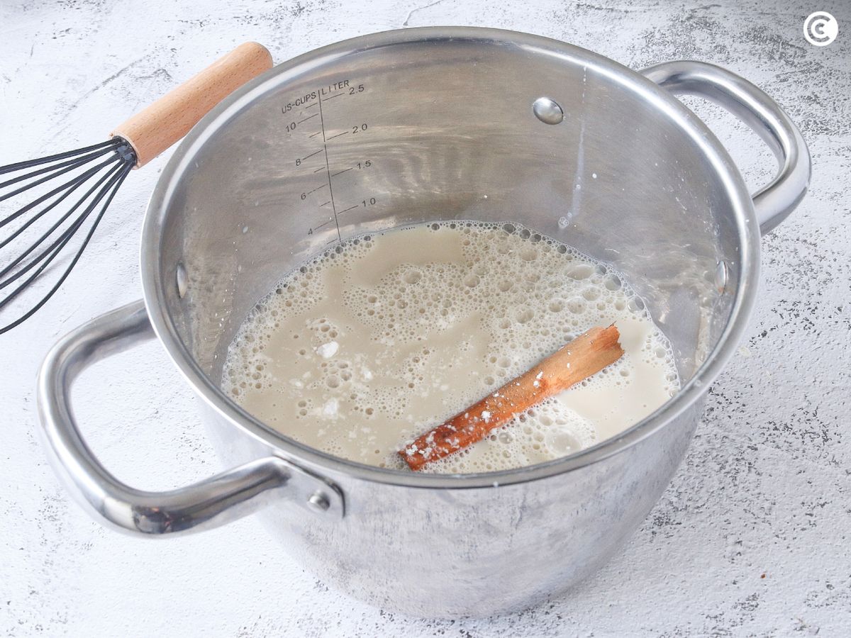 Espesar la horchata para hacer la tarta de horchata y fartons