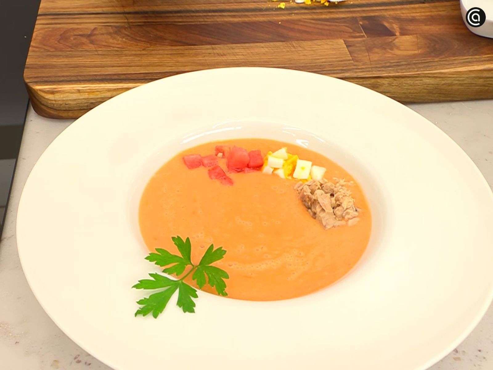 Acompaña el gazpacho con atún desmigado, daditos de sandía y huevo picado Acompaña el gazpacho con atún desmigado, daditos de sandía y huevo picado