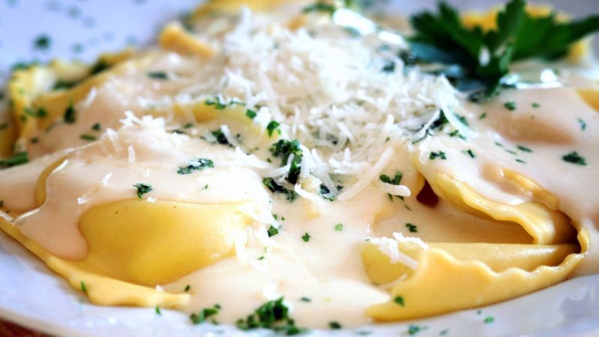 Pasta rellena con salsa de nata y queso