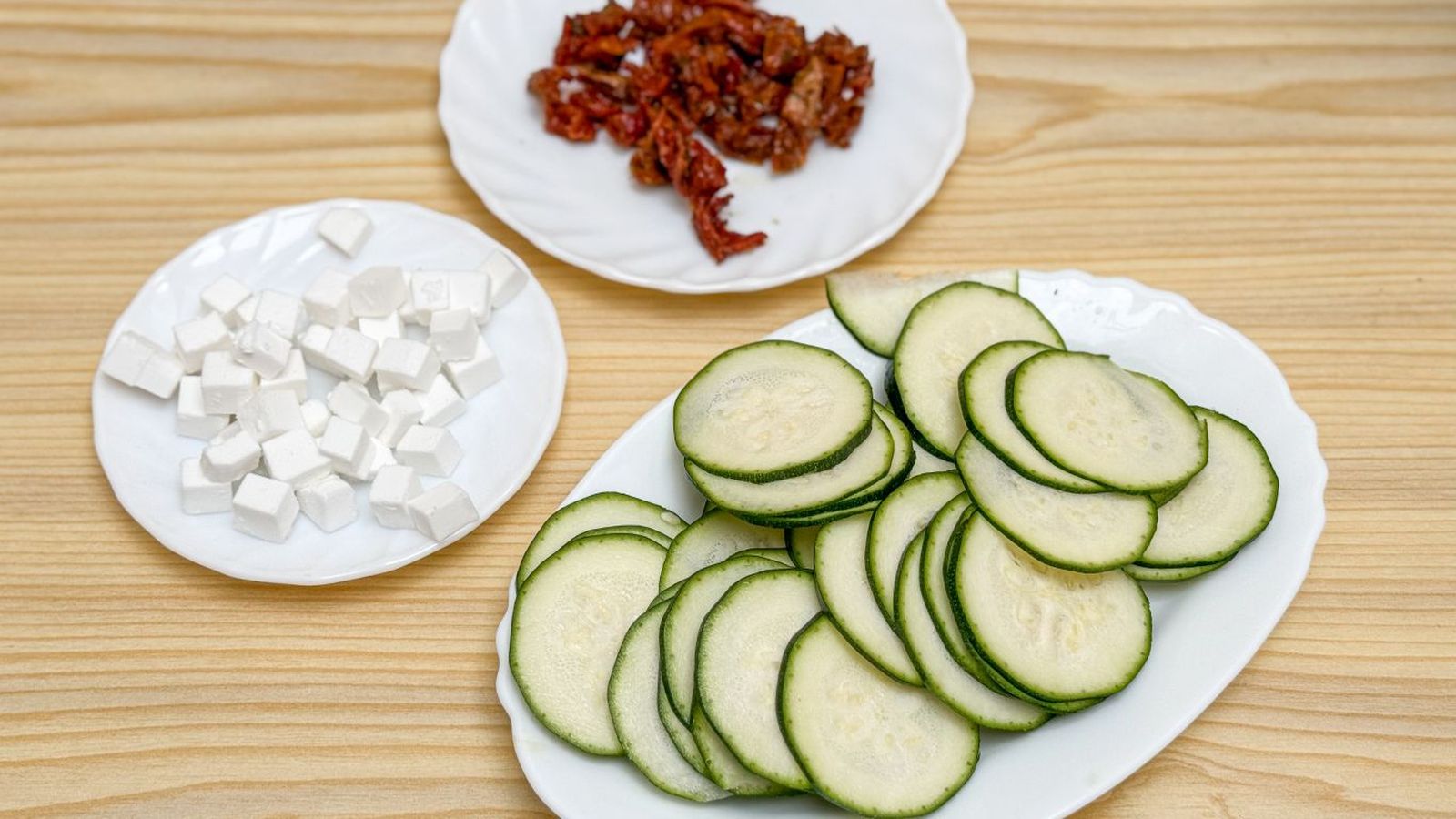 Ingredientes cortados para carpaccio de calabacín Ingredientes cortados para carpaccio de calabacín