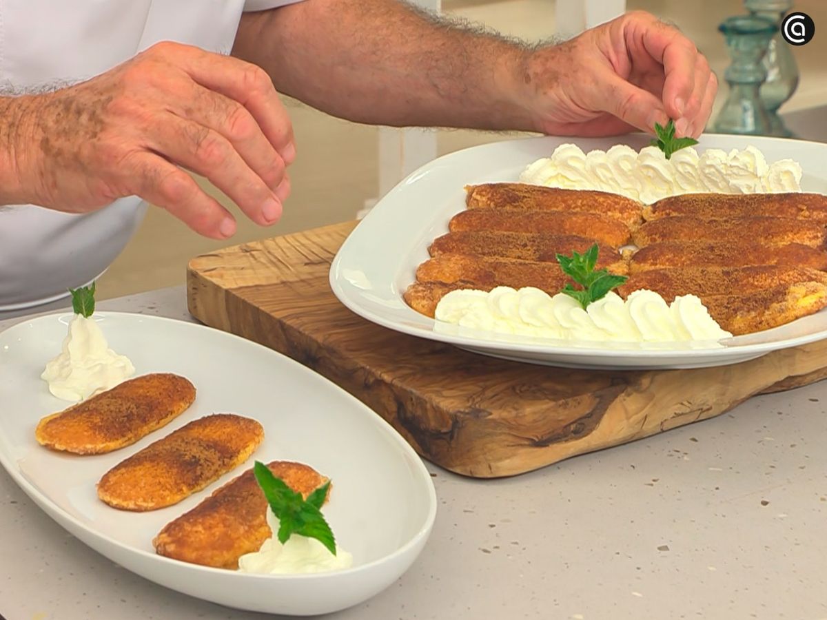 Acompaña los bizcochos escabechados con nata montada y una hoja de menta