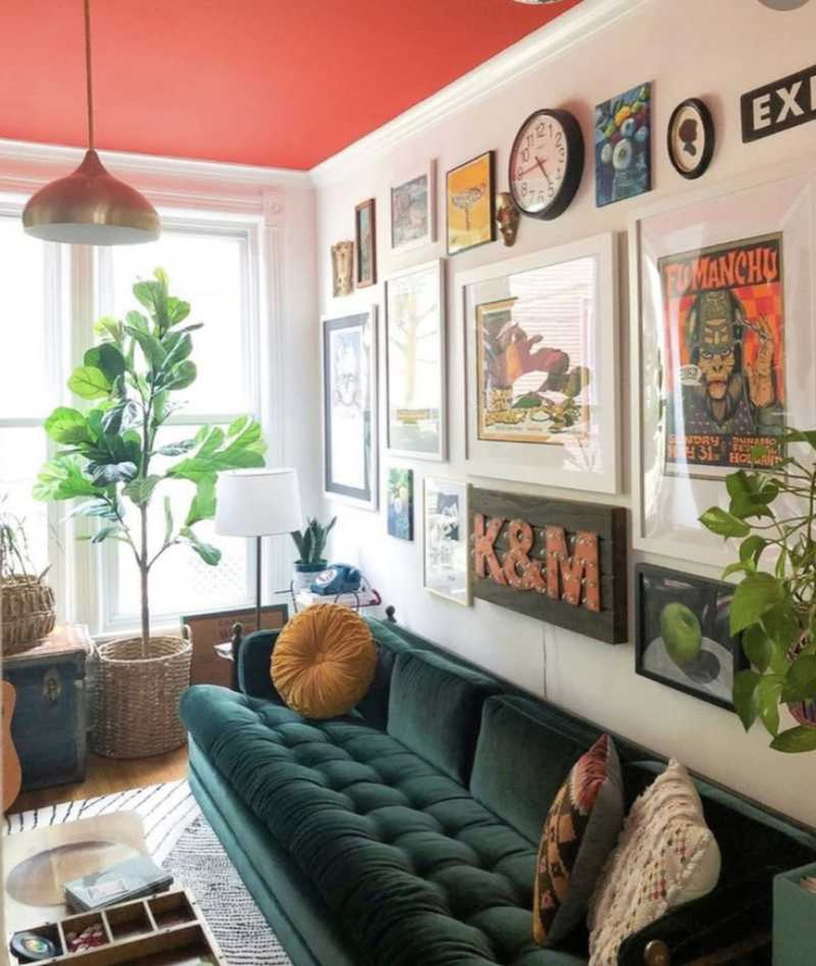 Salón retro-glam con sofá verde esmeralda y posters. Salón retro-glam con sofá verde esmeralda y posters.