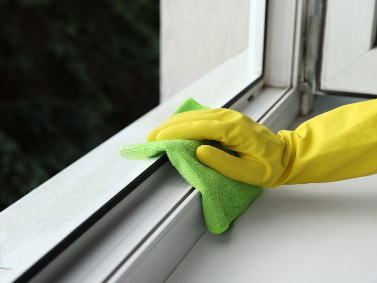 Utiliza cepillos pequeños o paños viejos para marcos y esquinas