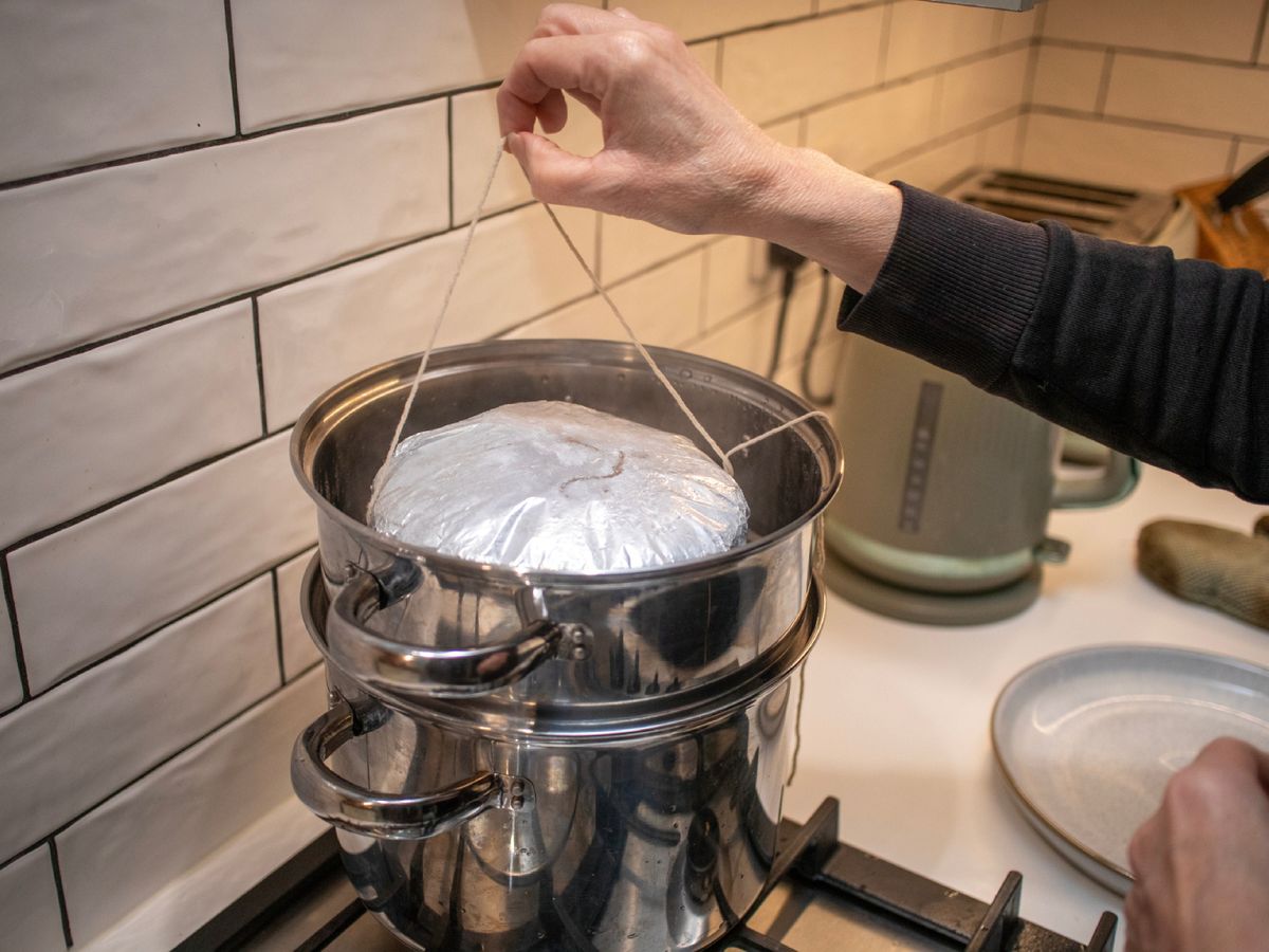 El pudin recién envuelto, preparado para su larga cocción al vapor, uno de los secretos de su textura densa y húmeda.