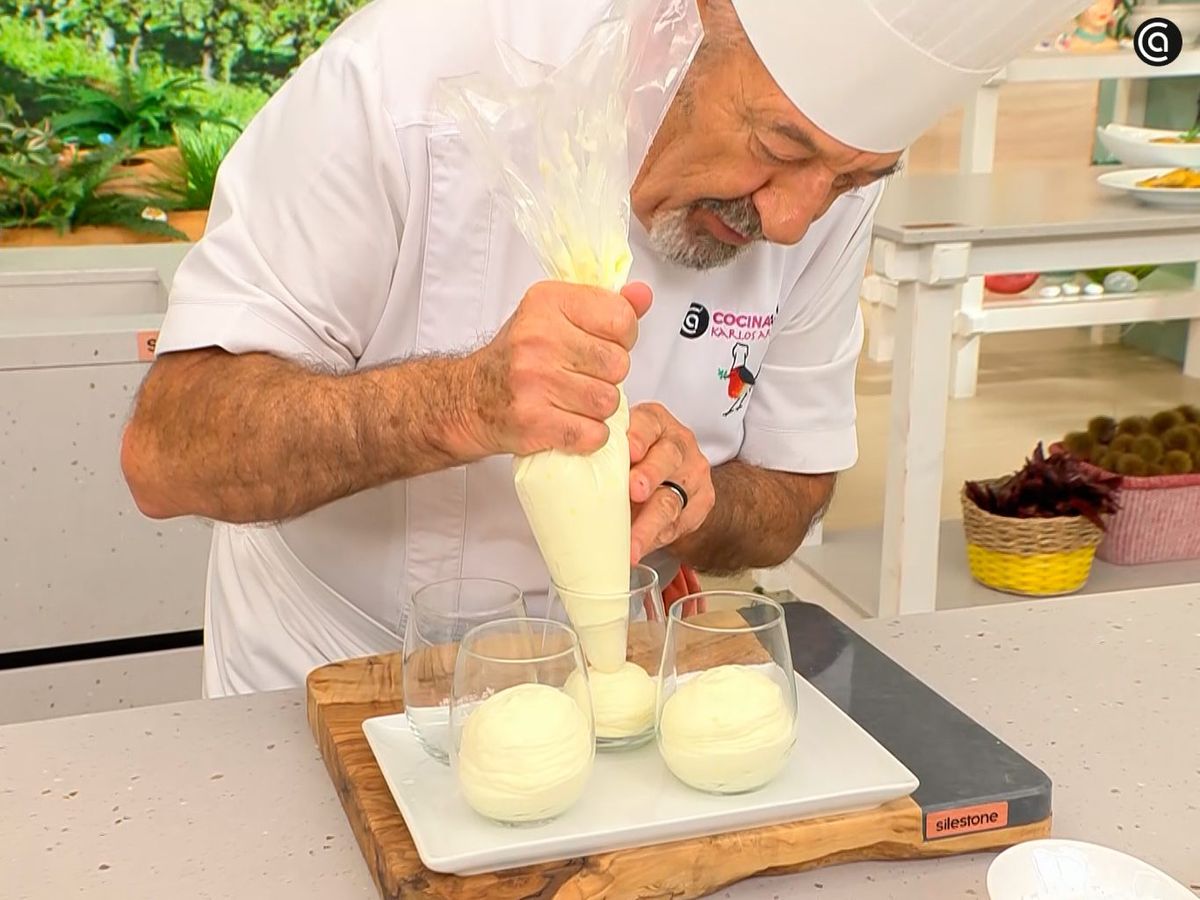 Distribuye la mezcla en los cuatro vasos