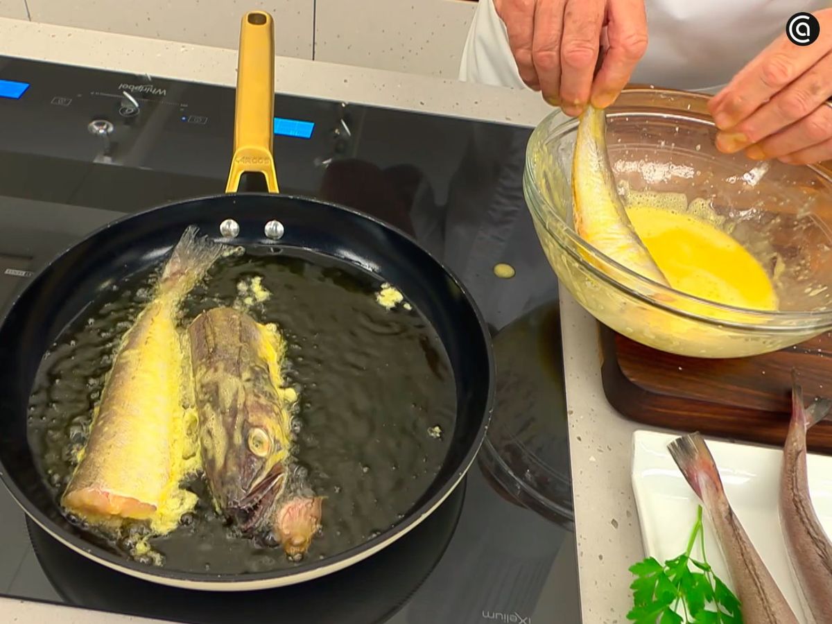 Corta la carioca en dos, cúbrela con la mezcla y fríela en aceite caliente