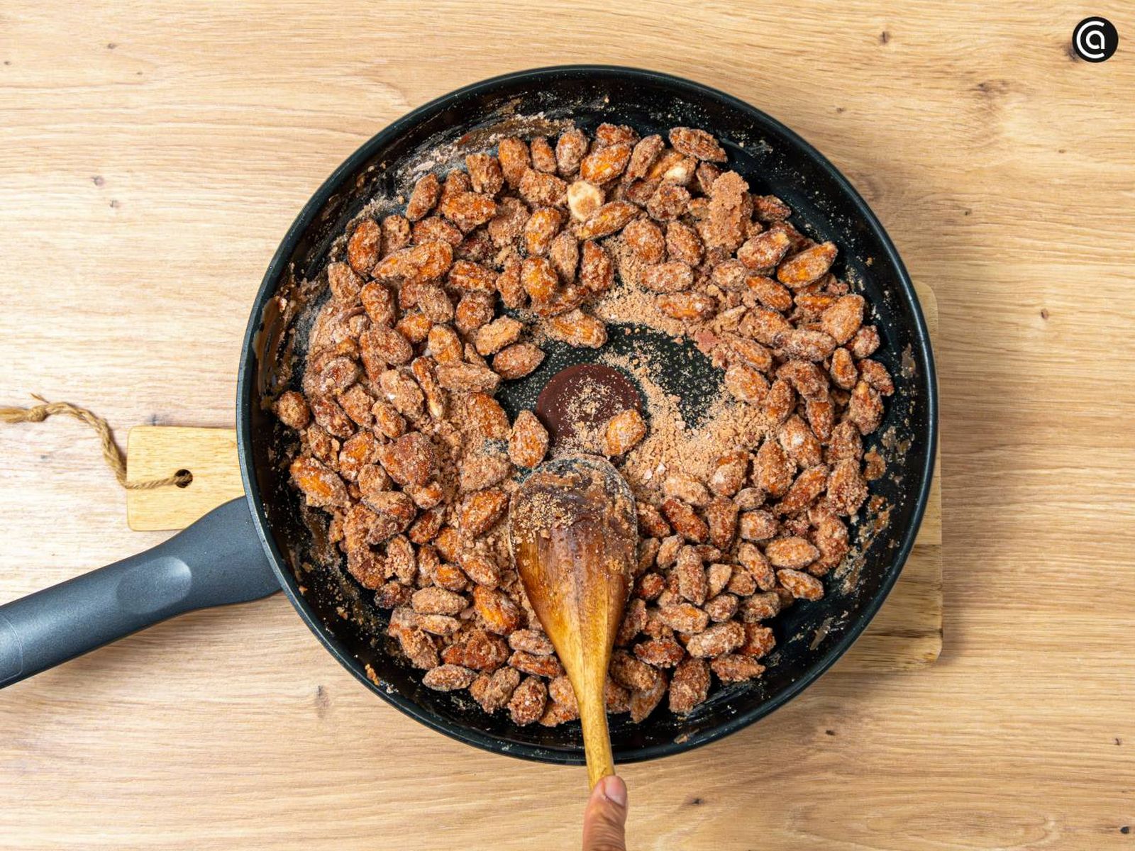 Sigue mezclando las almendras hasta que el azúcar vuelva a ponerse blanco y se cristalice