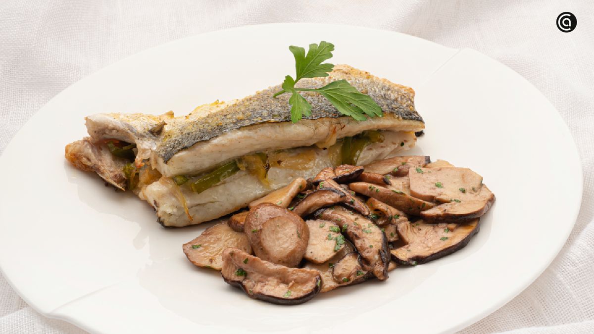 Un plato de restaurante hecho en casa: lubina con setas