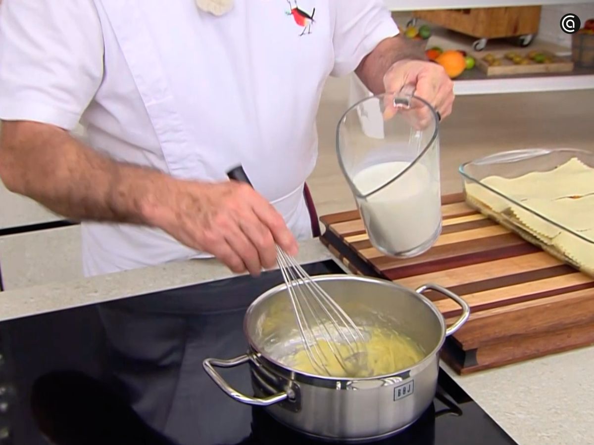 Agrega la leche sin dejar de remover