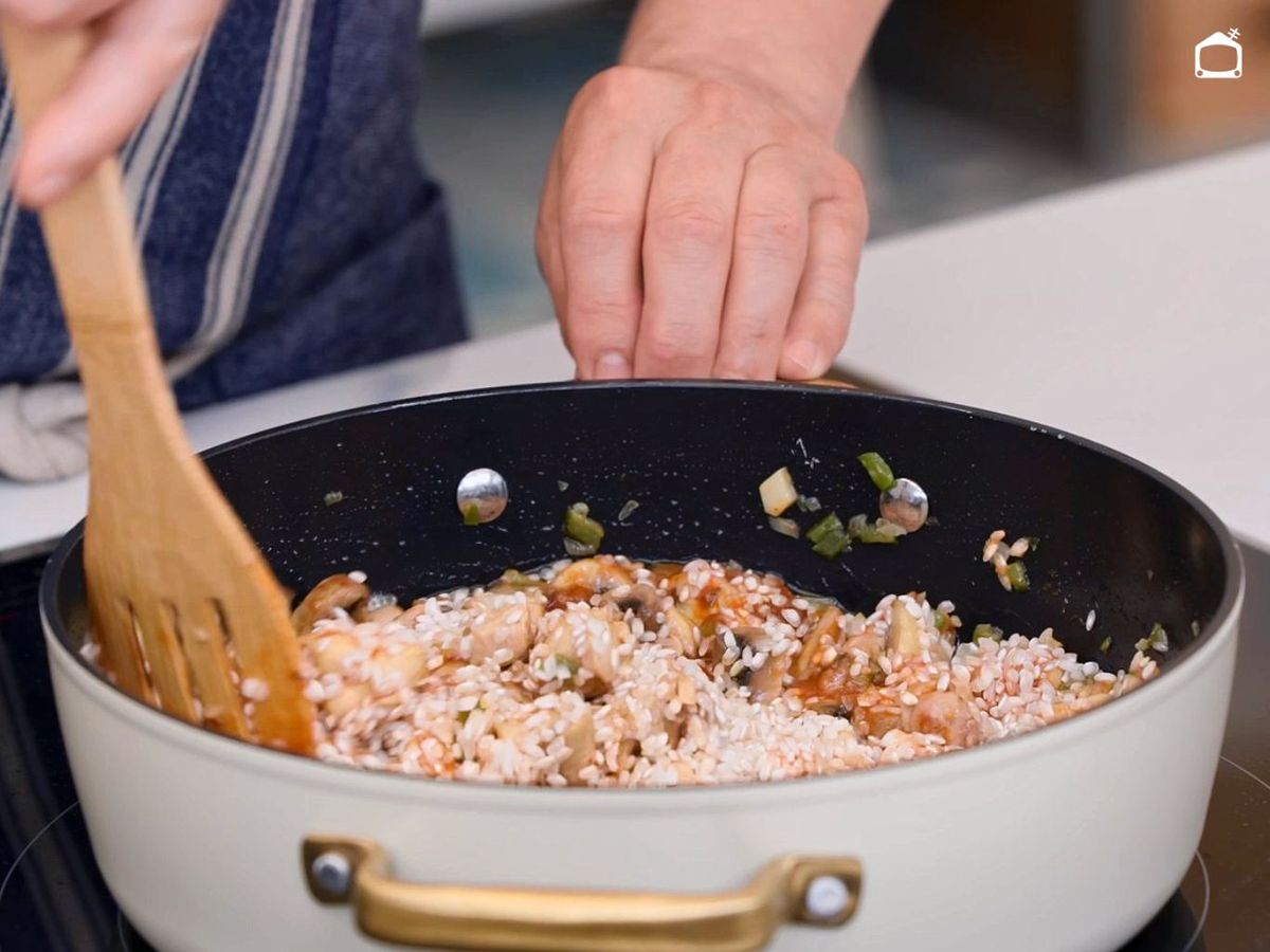 Sofreír el los granos de arroz para hacerlo meloso con pollo