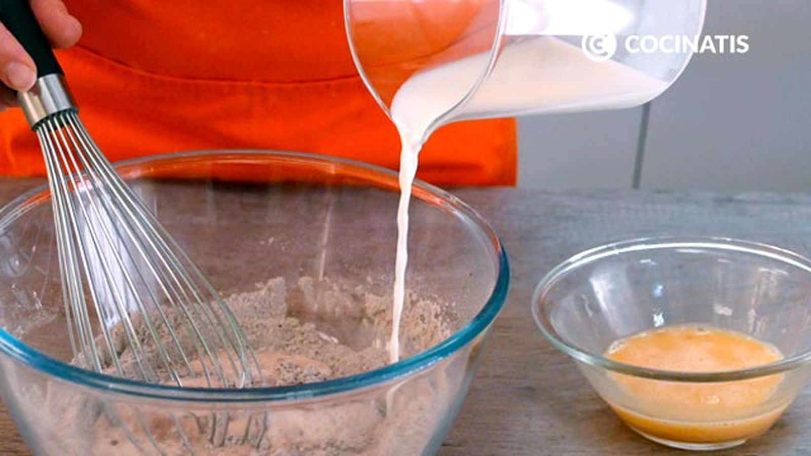 Añade la leche poco a poco mientras remueves Receta de tortitas de chocolate paso 2