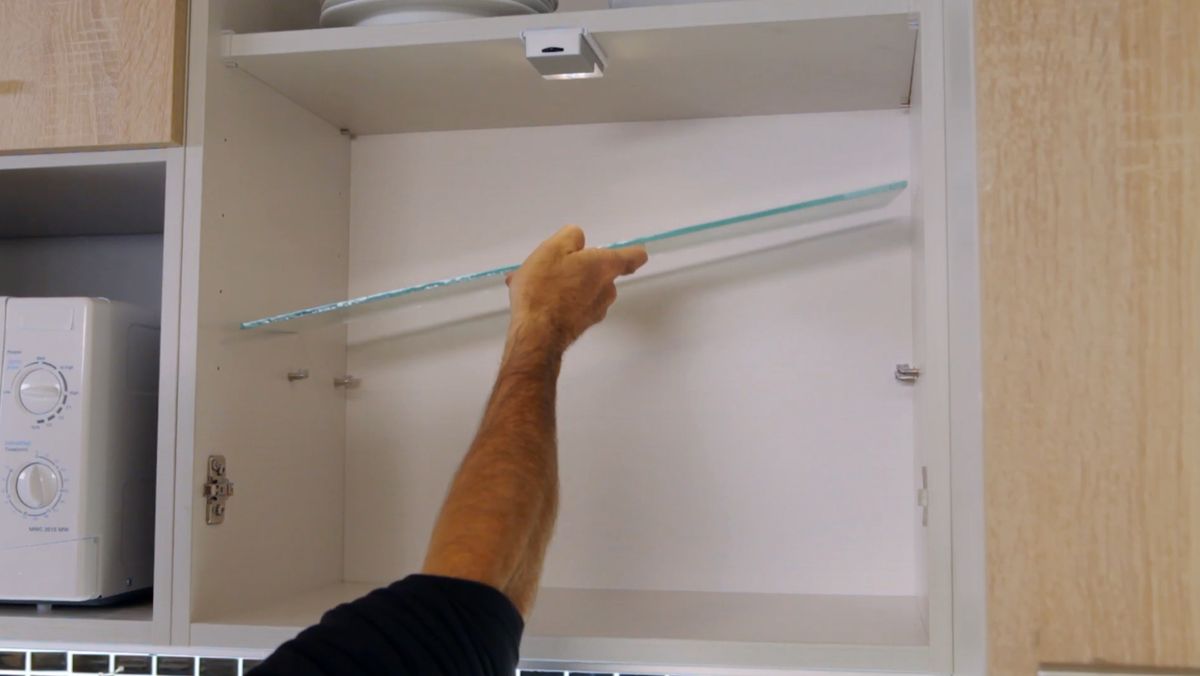 Colocar balda de cristal en el interior de un armario de cocina paso 6