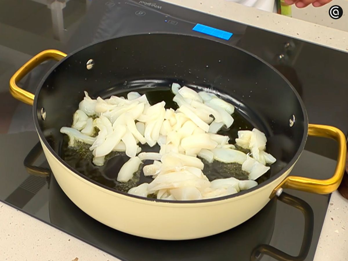 Corta la sepia en tiras y cocínala en una cazuela