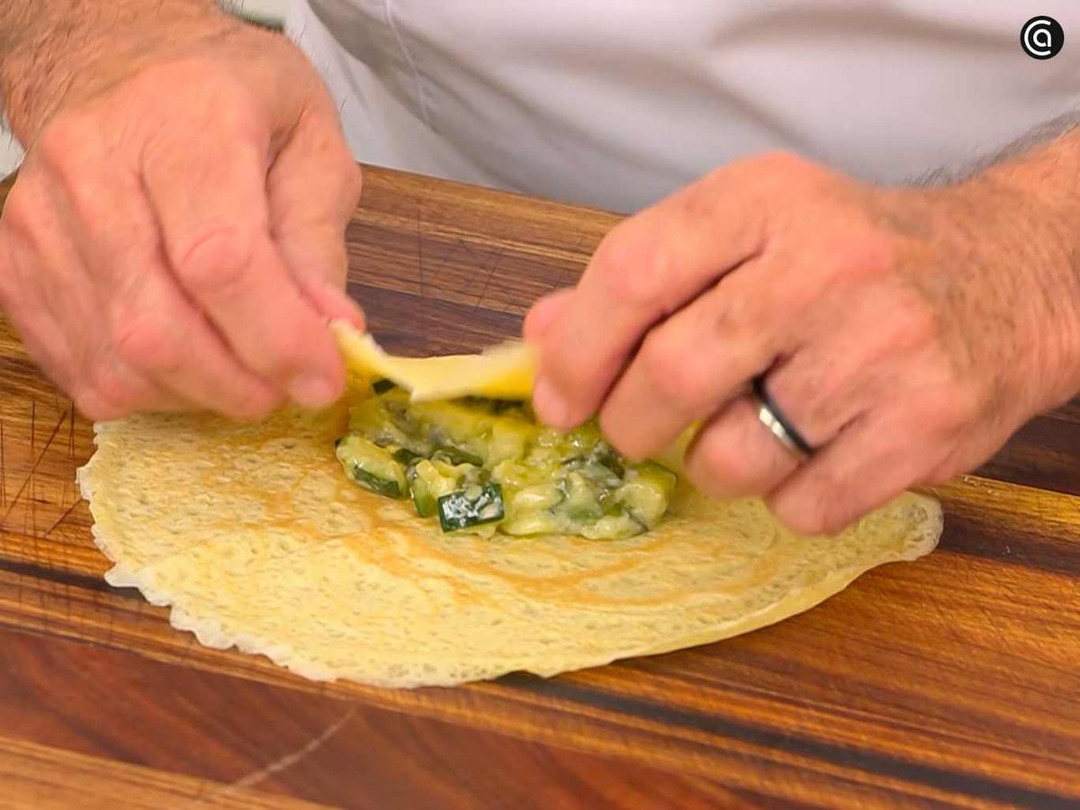 Rellena el crepe de calabacín y queso azul