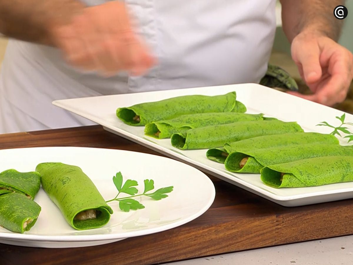 Sirve los crepes rellenos y decora con perejil fresco antes de llevar a la mesa.