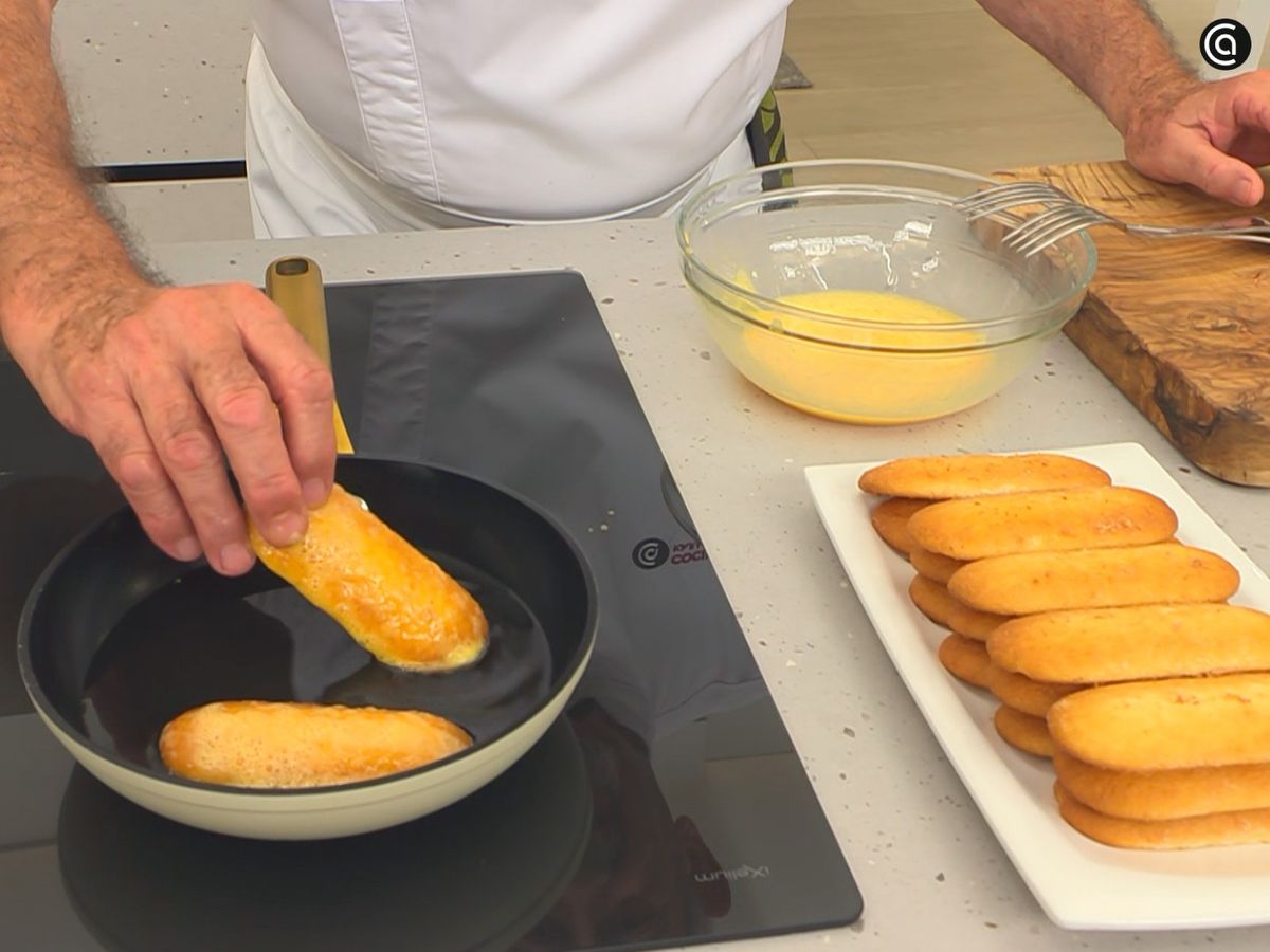 Pasa los bizcochos por huevo batido, fríelos y escúrrelos