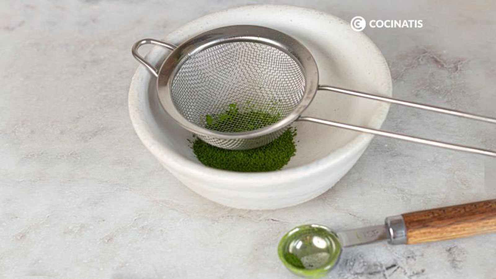 Tamizar una cucharadita de té matcha Tamizar una cucharadita de té matcha