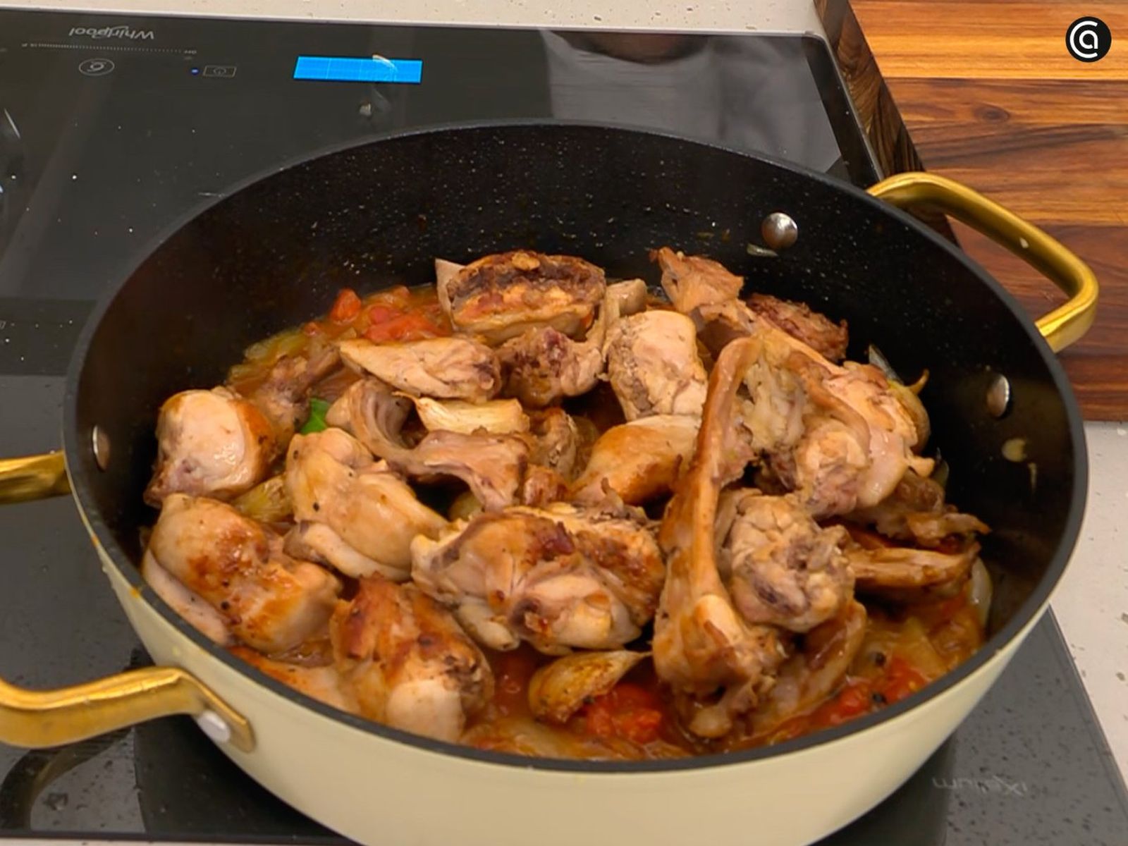 Agrega el conejo dorado al sofrito