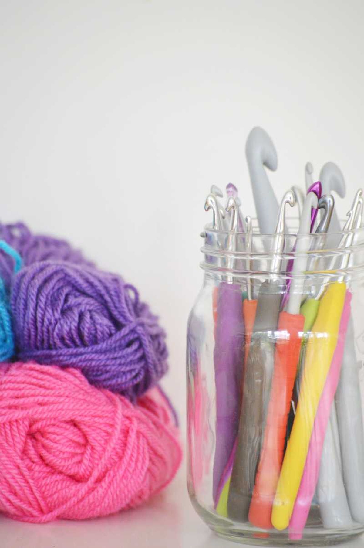 Lana y agujas de crochet.