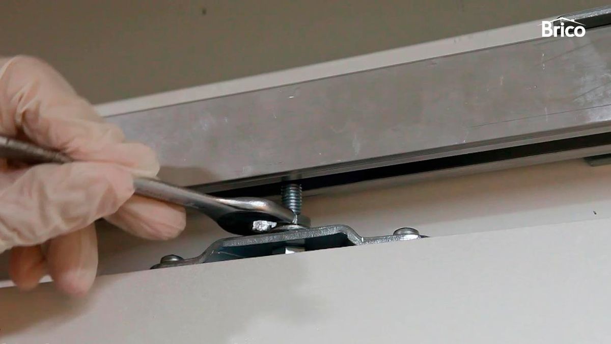 Como regular una puerta corredera paso 2