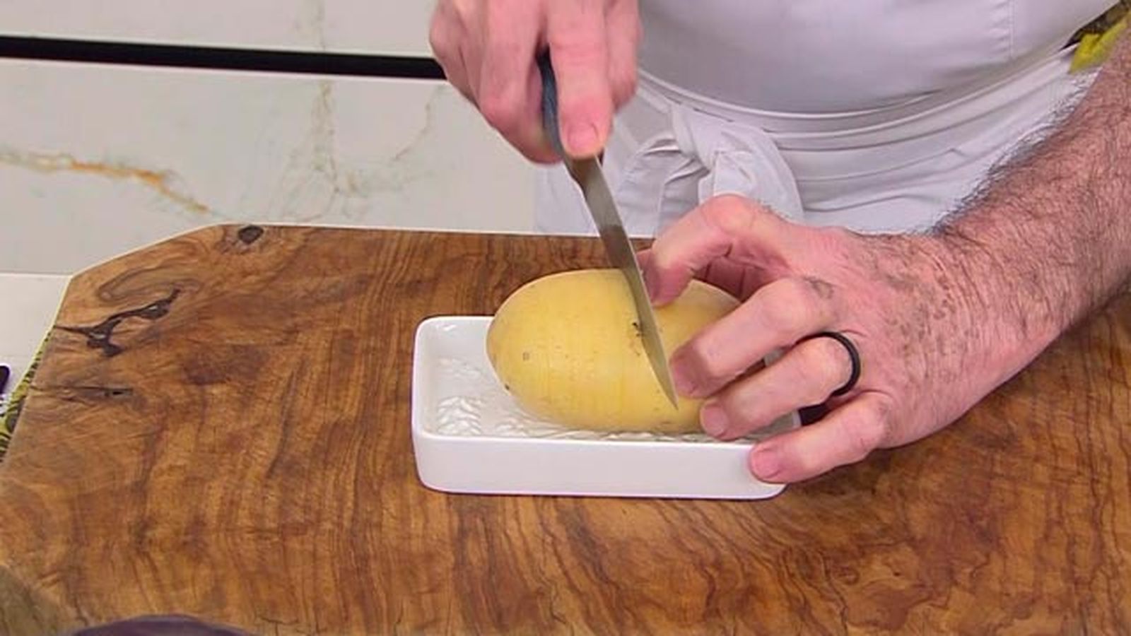 Haz cortes paralelos en la patata sin llegar al fondo