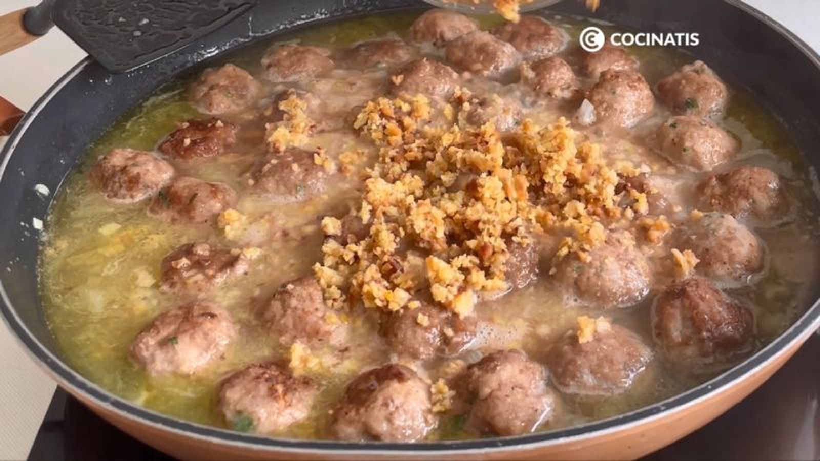 Cocinamos las albóndigas en la salsa de almendras Cocinamos las albóndigas en la salsa de almendras