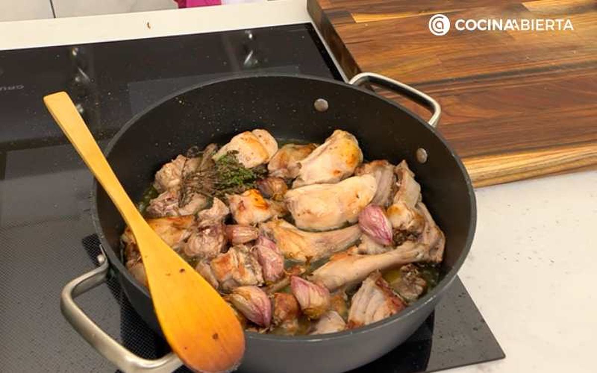 Incorpora los ajos a la cazuela