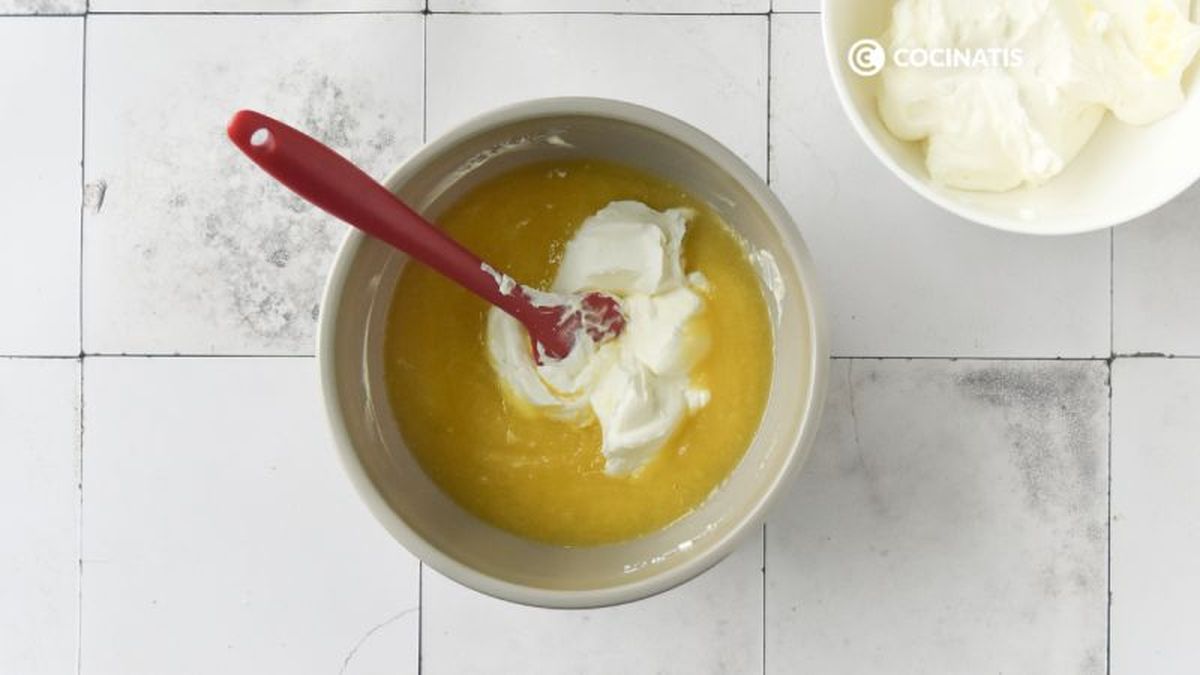 Mezclamos la nata montada con el mango