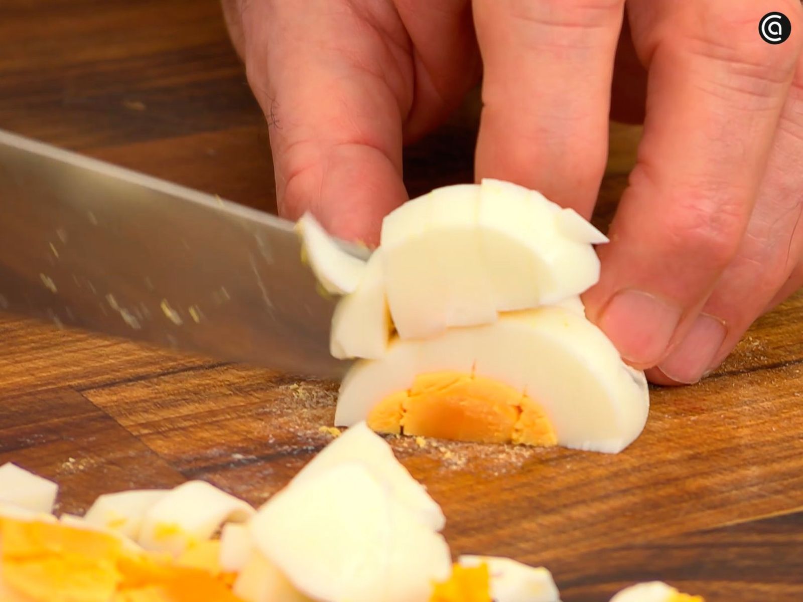 Pon el huevo a cocer, retira la cáscara y pícalo en dados pequeños