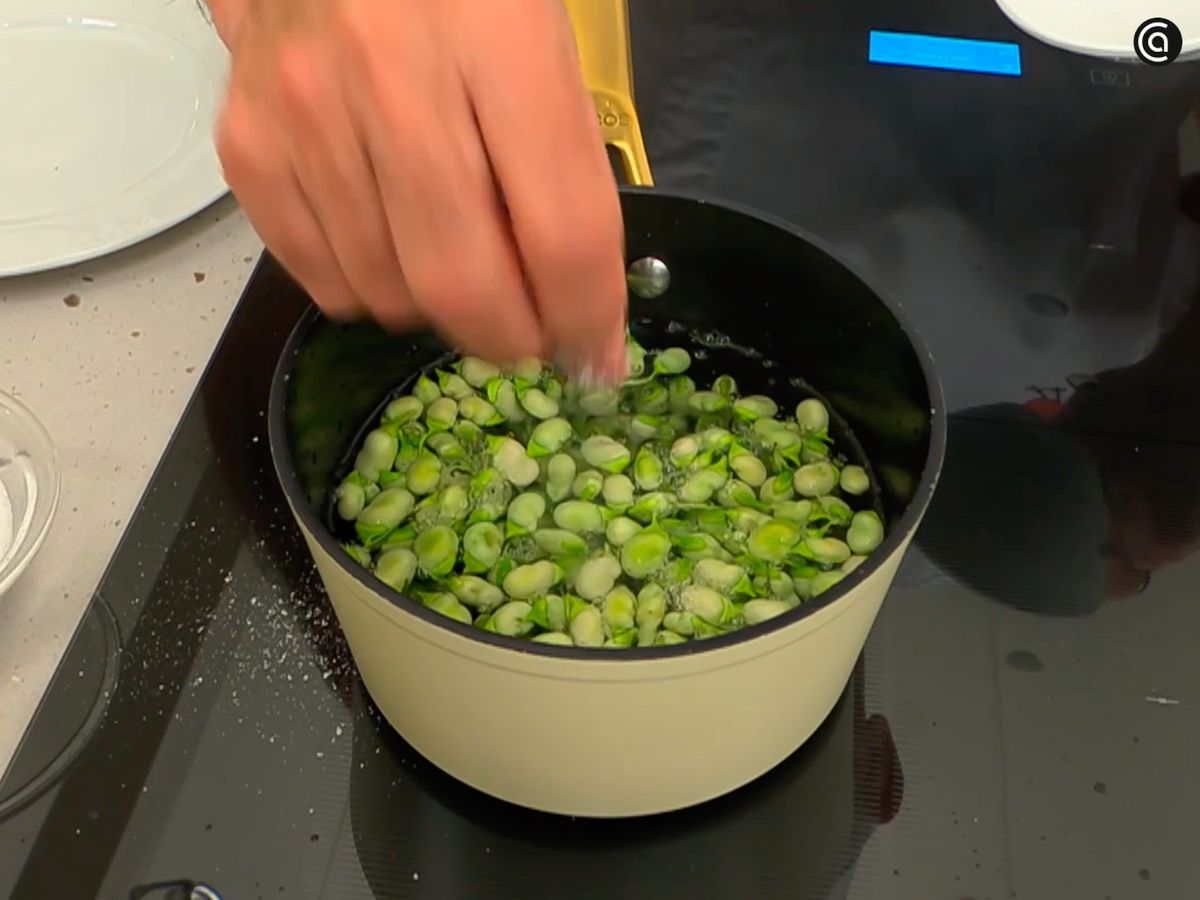 Cocina las habitas en agua hirviendo y agrega sal