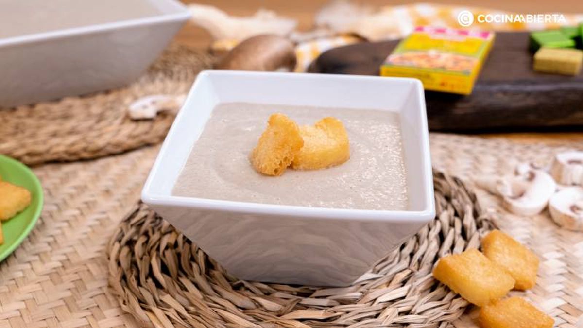 Sirve la crema de setas con picatostes caliente