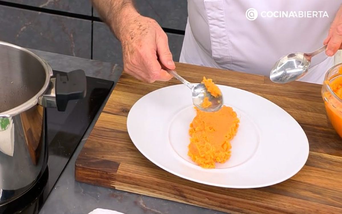 Sirve una cama de puré de boniato en la base del plato