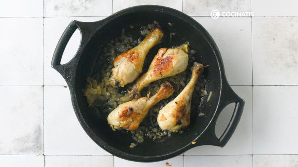 Doramos el pollo y la cebolla