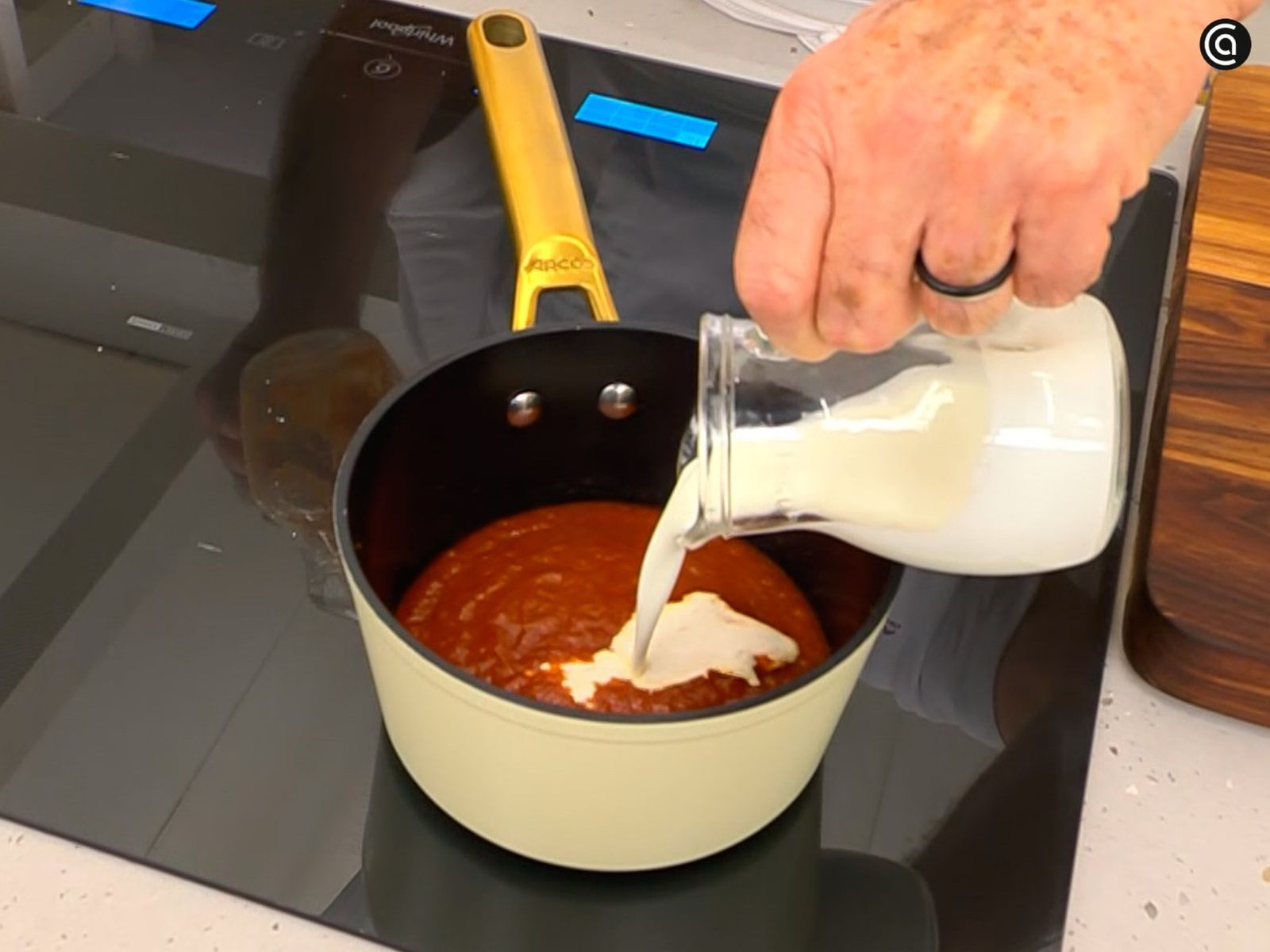 Haz una salsa cremosa cocinando el tomate con nata