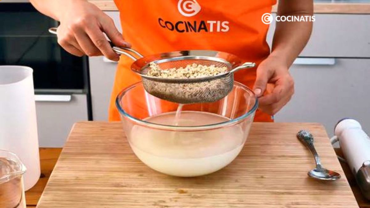 Cuela la avena y retira el agua del reposo