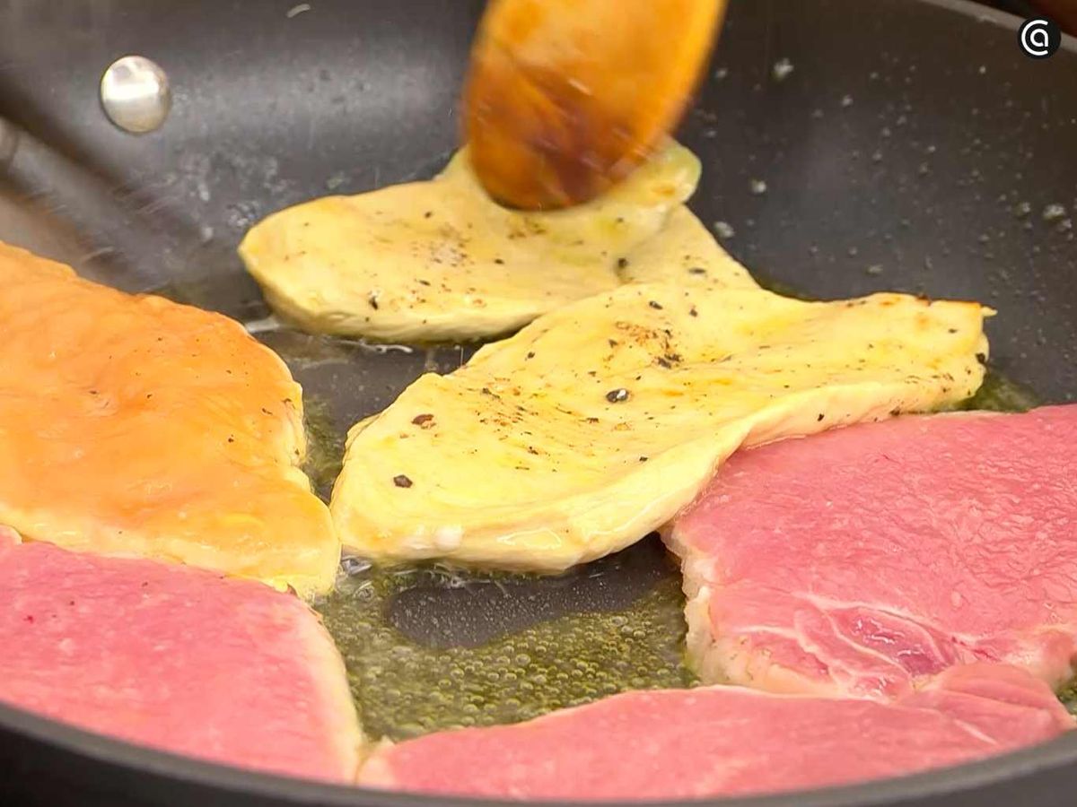 Dora la carne de cerdo y pollo