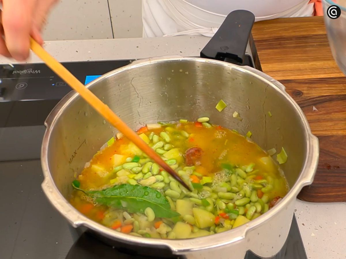 Añade las verdinas y cuece todo en la olla exprés