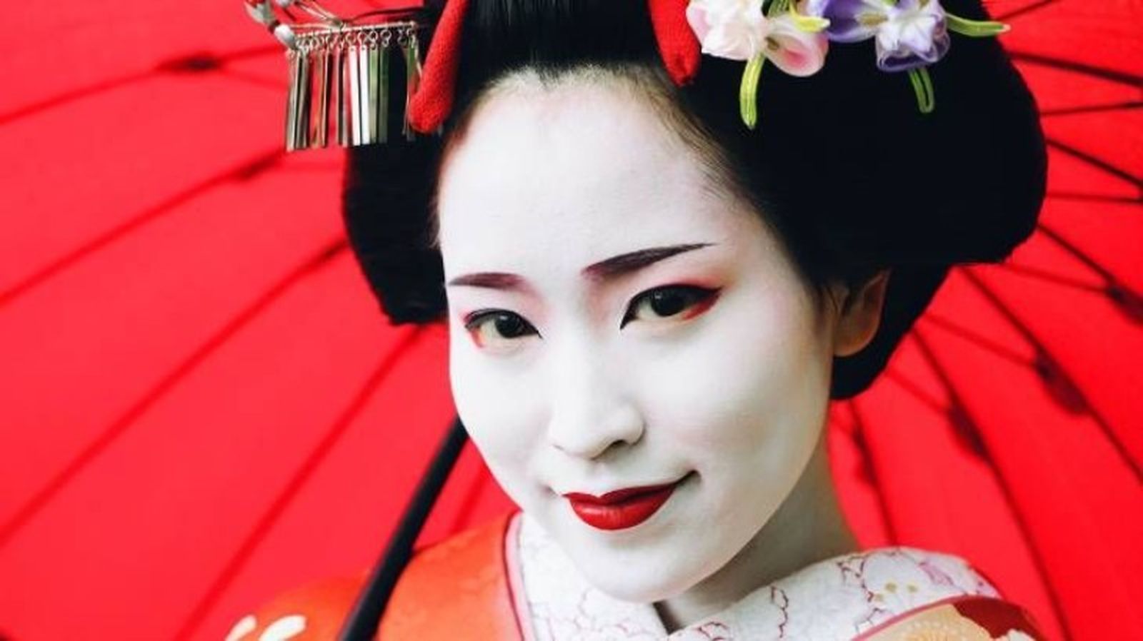 Uno de los rasgos característicos de las geishas es su rostro blanco Uno de los rasgos característicos de las geishas es su rostro blanco
