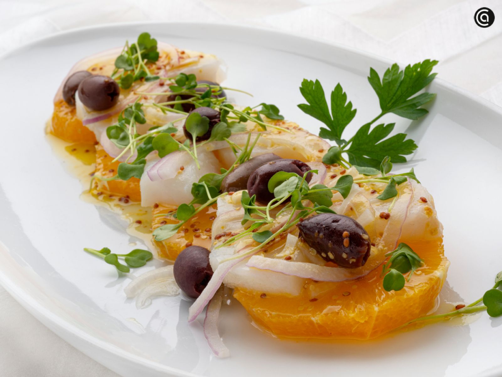 Ensalada de bacalao y naranja, un entrante fresco, ligero y económico para abrir el menú navideño.