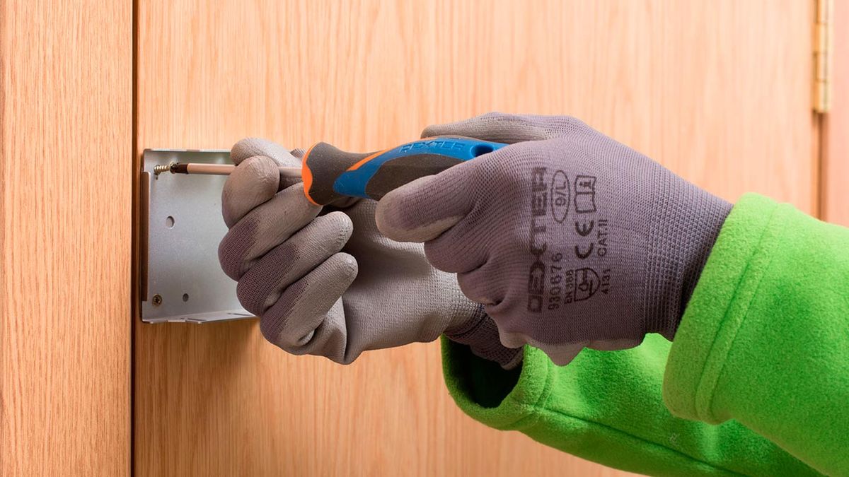 Como colocar una cerradura invisible en la puerta paso 3