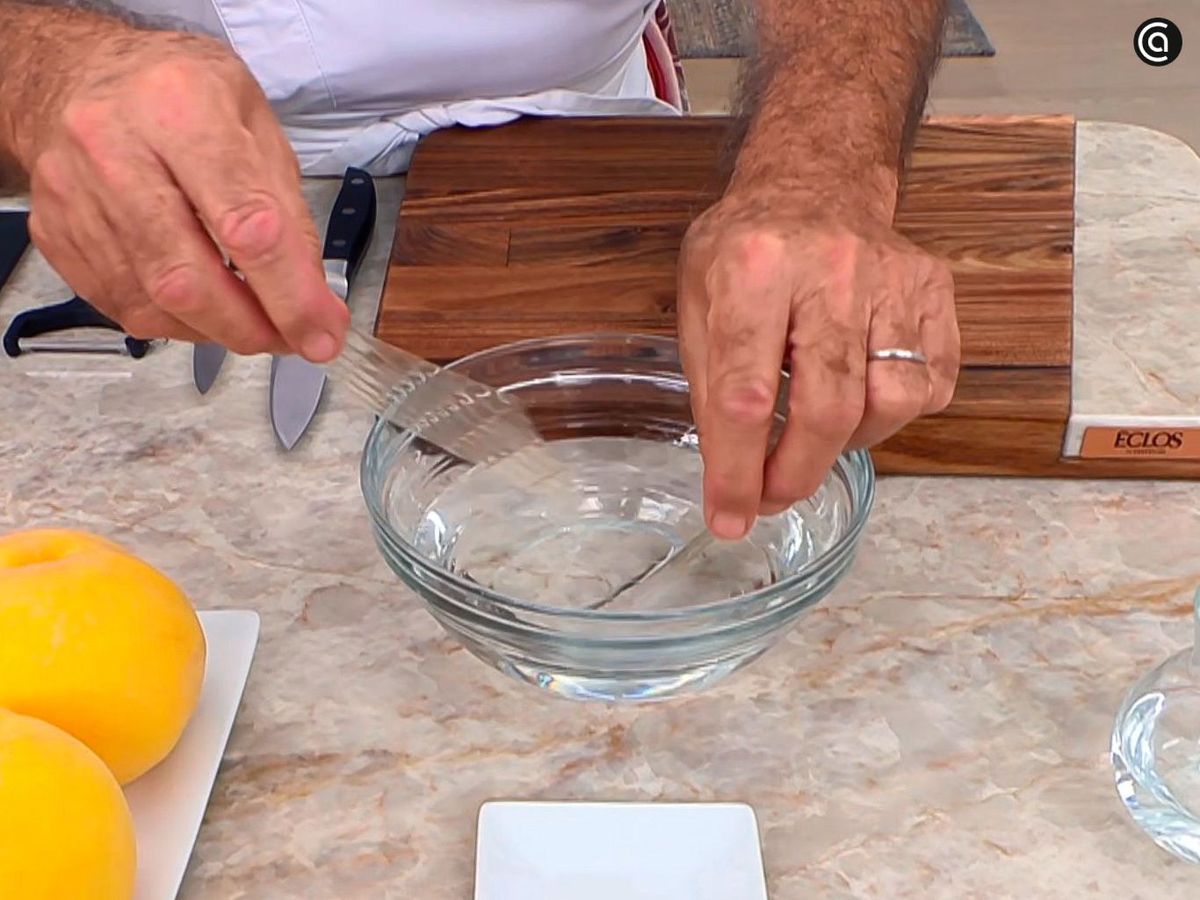 Hidrata la gelatina para el mousse de melocotón fresco