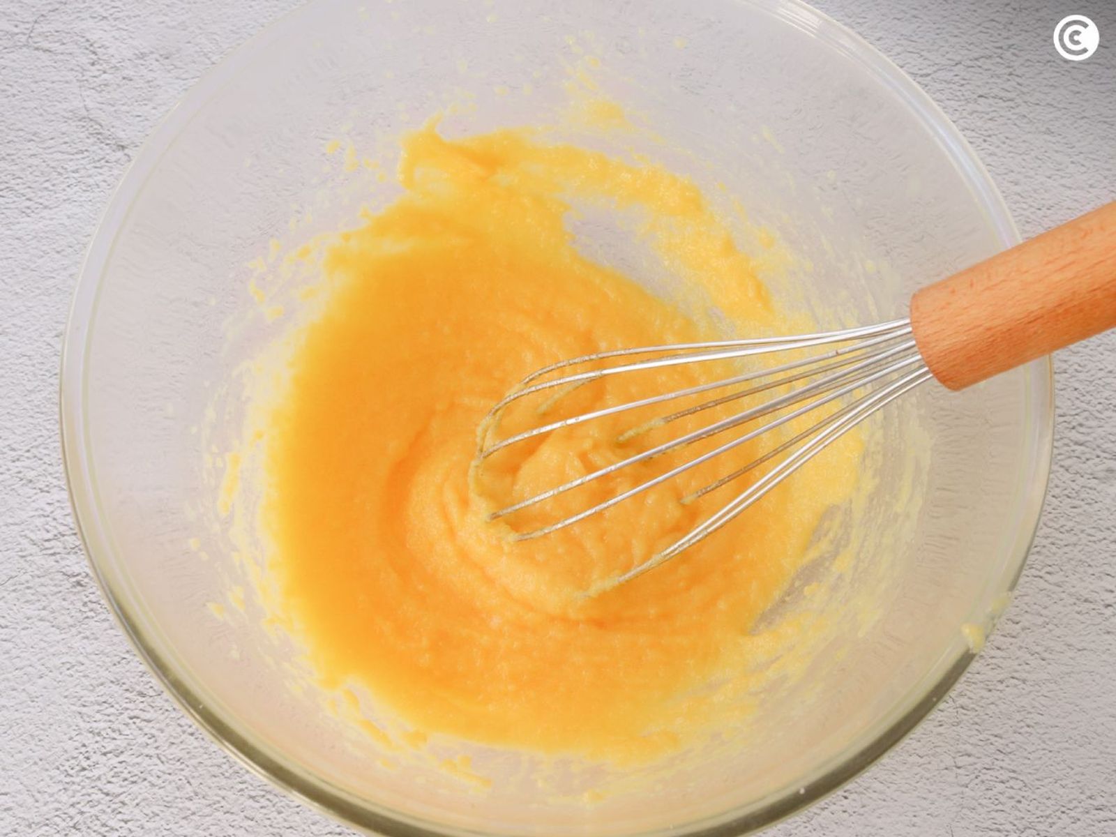 Preparar el relleno de yema para los huesos de santo Preparar el relleno de yema para los huesos de santo