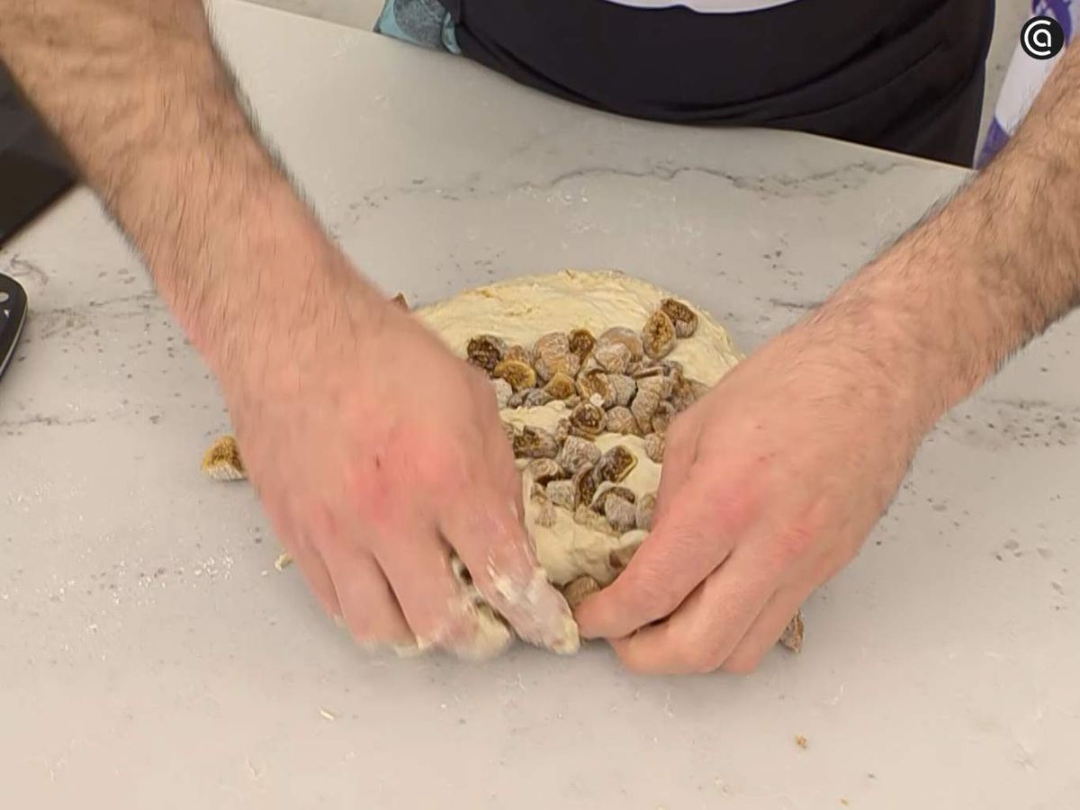 Amasa y añade los higos secos